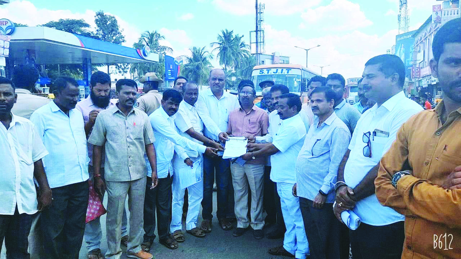 ಭೂಮಿ ಕಳೆದುಕೊಂಡ ರೈತರಿಗೆ ಹಣ ವಿತರಿಸಲು ಒಕ್ಕೂರಲ ಆಗ್ರಹ